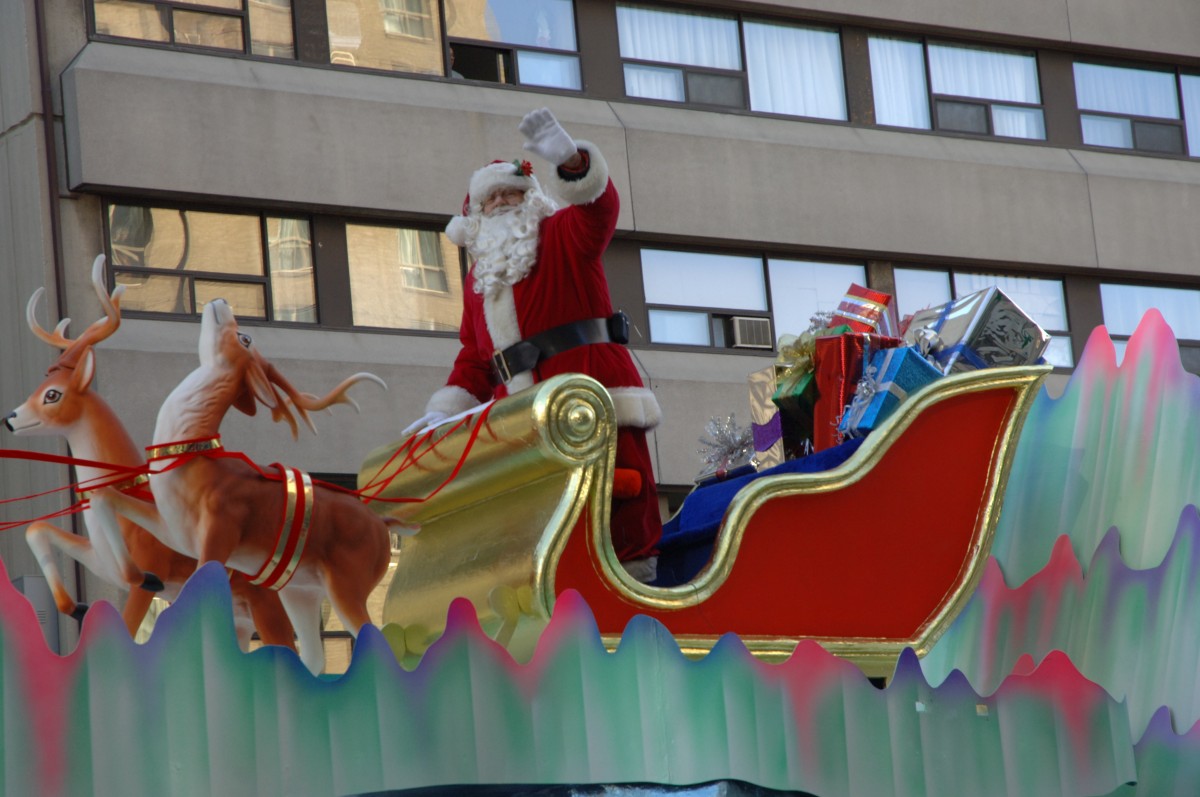 Santa_Claus_in_a_parade_in_Toronto_2007_dsc128-1200x797444